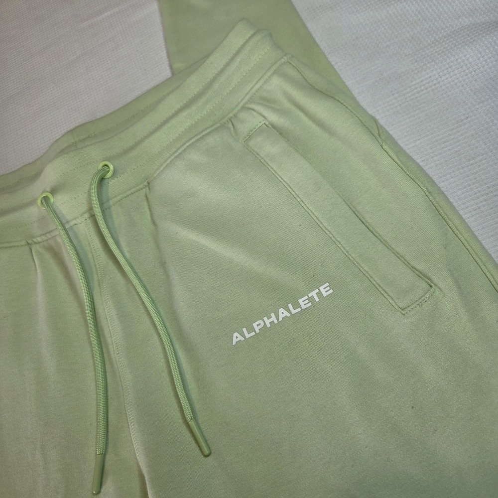 Alphalete NWT Essential Core Jogger Frozen Spring Size Medium‎ Womens Green